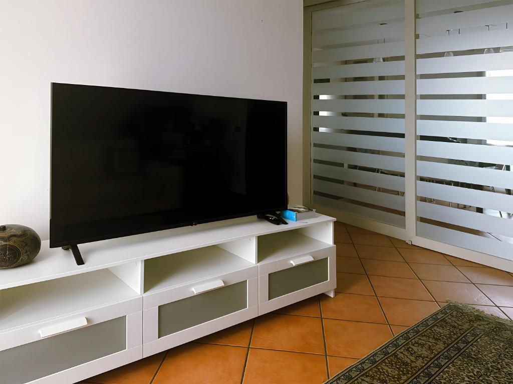 TV a/nebo společenská místnost v ubytování Residence Franciacorta