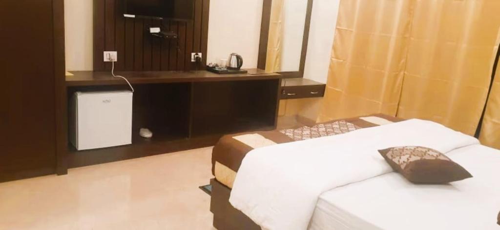 Postel nebo postele na pokoji v ubytování Hotel Sapp-Hire Inn Siwan Bihar
