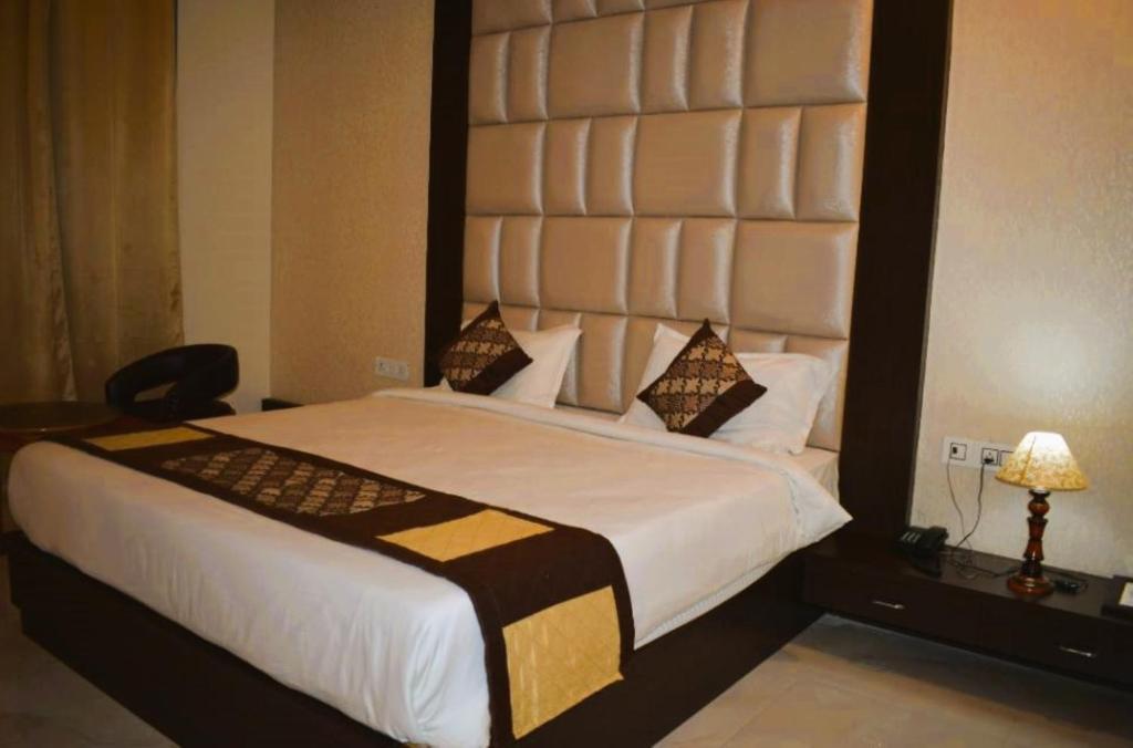 Postel nebo postele na pokoji v ubytování Hotel Sapp-Hire Inn Siwan Bihar