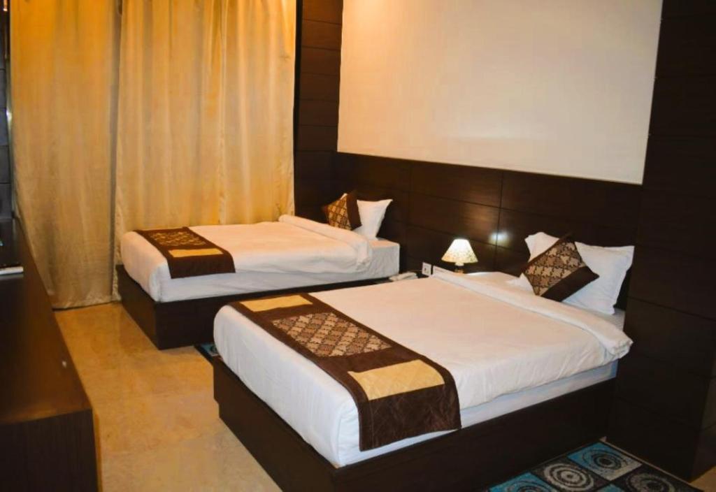 Postel nebo postele na pokoji v ubytování Hotel Sapp-Hire Inn Siwan Bihar