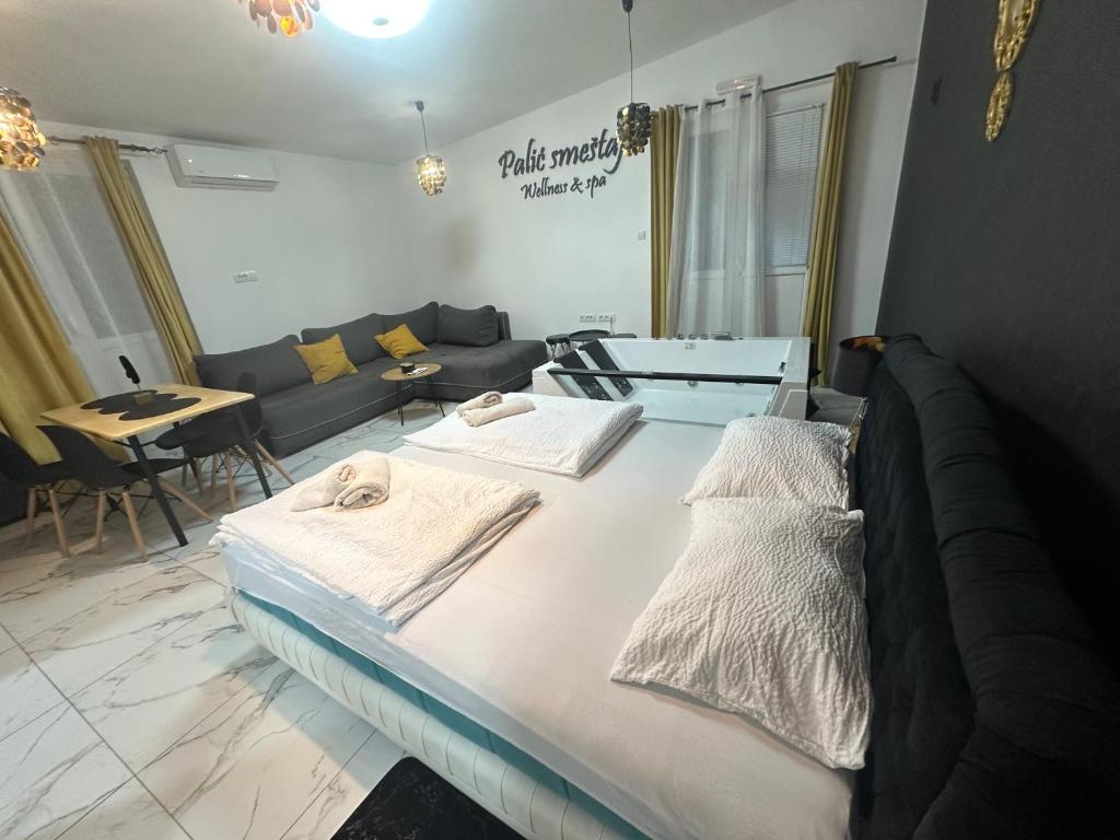 Postel nebo postele na pokoji v ubytování Apartman sa jakuzijem