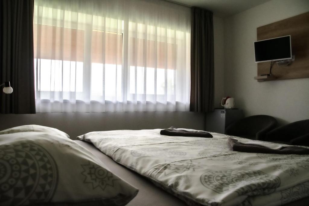 Postel nebo postele na pokoji v ubytování Penzion Kometa - rodinný pobyt u Novomlýnských jezer s komfortem, restaurací a dětskou zónou