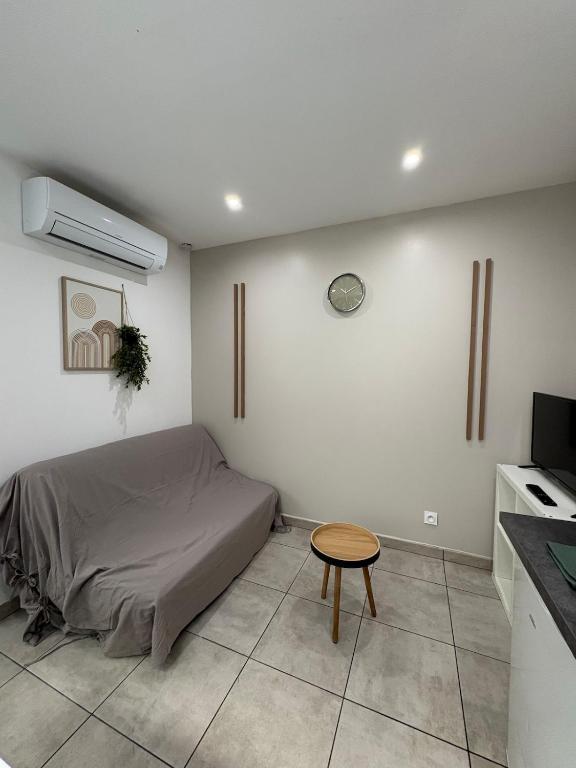 une chambre avec un lit et une table dedans dans l'établissement Studio #8 climatisé à 10 min des plages, à Perpignan