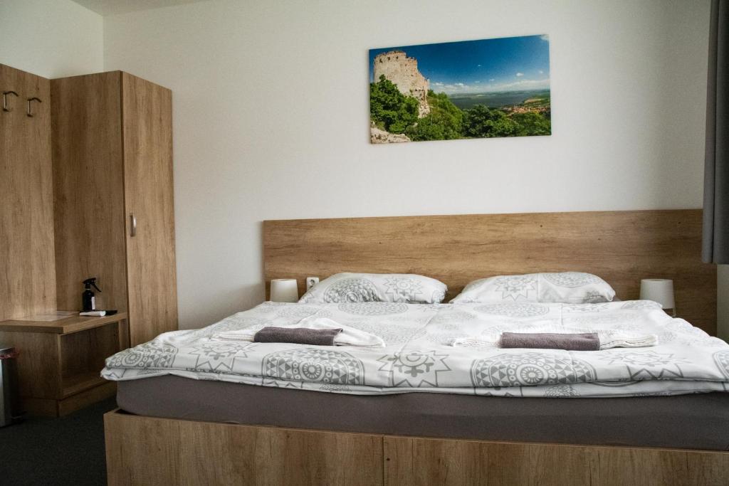 Postel nebo postele na pokoji v ubytování Penzion Kometa - rodinný pobyt u Novomlýnských jezer s komfortem, restaurací a dětskou zónou