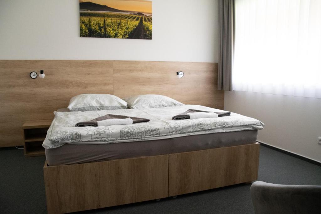 Postel nebo postele na pokoji v ubytování Penzion Kometa - rodinný pobyt u Novomlýnských jezer s komfortem, restaurací a dětskou zónou