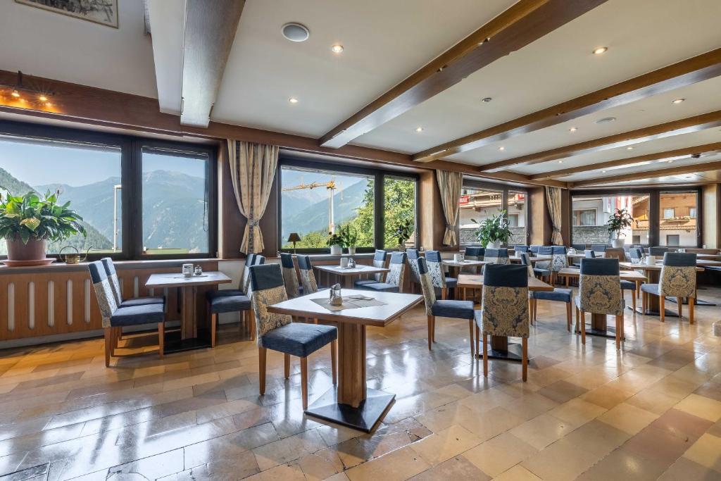 A restaurant or other place to eat at keyone rooms Finkenberg