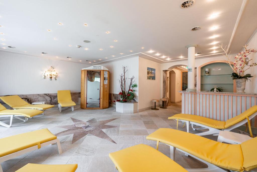 A seating area at keyone rooms Finkenberg