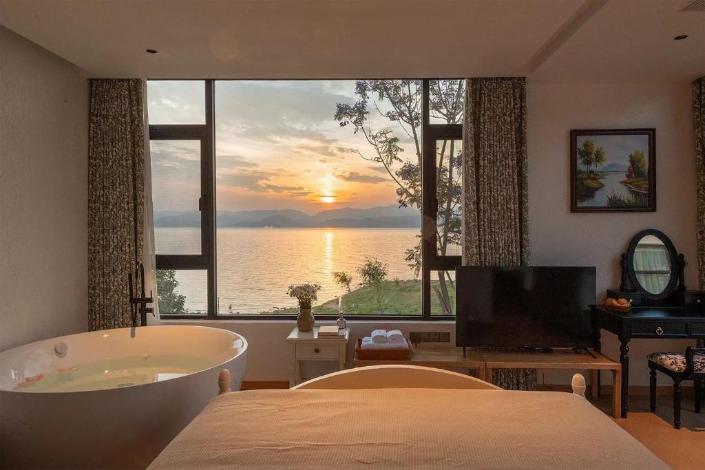 大理古镇Dali Blue House Sea View B&B的一间海景卧室,配有浴缸
