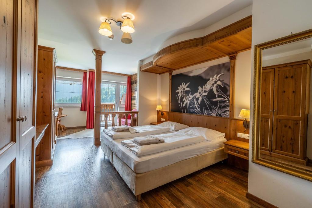 A bed or beds in a room at keyone rooms Finkenberg