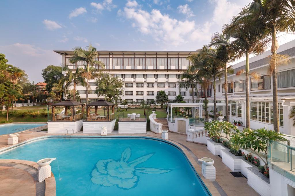 Bazén v ubytování Hotel Himalaya nebo v jeho okolí