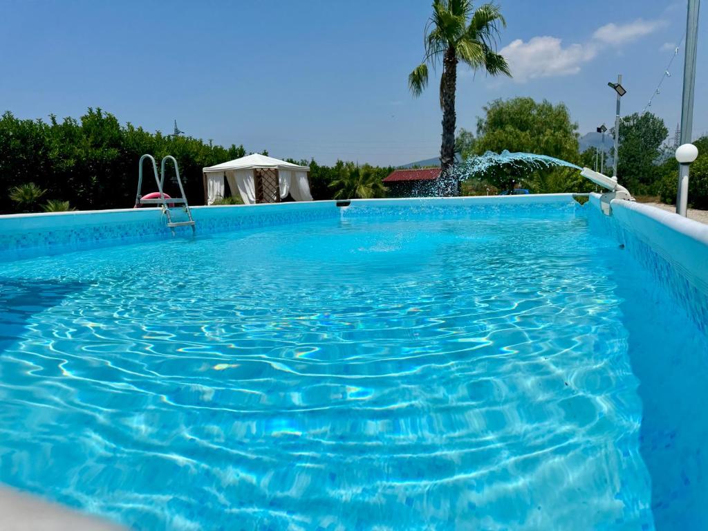 niebieski basen z fontanną wodną w obiekcie Villa Valentino Pompeji w mieście Pompeje