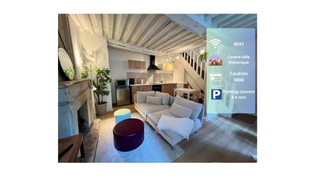 un salon avec un canapé et une cheminée dans l'établissement Duplex rénové au Calme et Central, à Caen