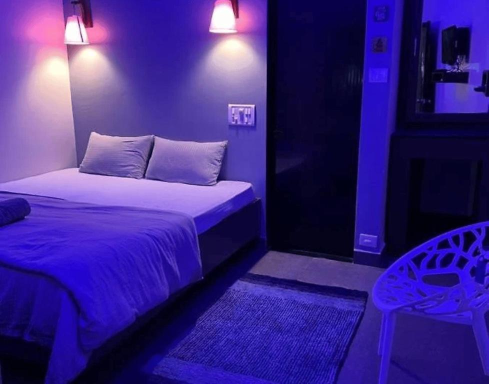 Postel nebo postele na pokoji v ubytování Vagator House, Vagator