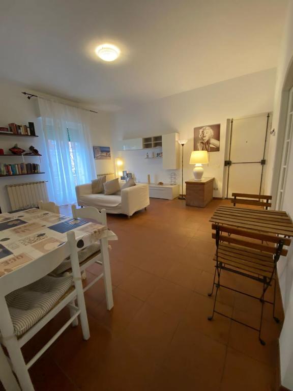 a living room with a couch and a table at delizioso appartamento vicinissimo al mare in Marina di Massa