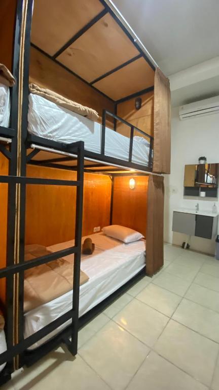 Postel nebo postele na pokoji v ubytování Fi Hostel Kuta Lombok