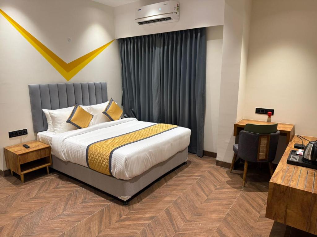 Postel nebo postele na pokoji v ubytování Lilium Hotels Talegaon
