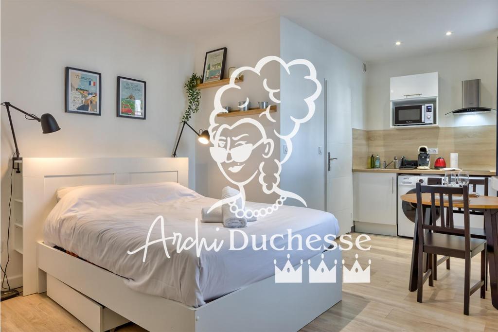 une chambre avec un lit avec un panneau indiquant « affirmer le divorce » dans l'établissement Anne studio tout équipé à proximité de la gare et du centre-ville, à Rouen