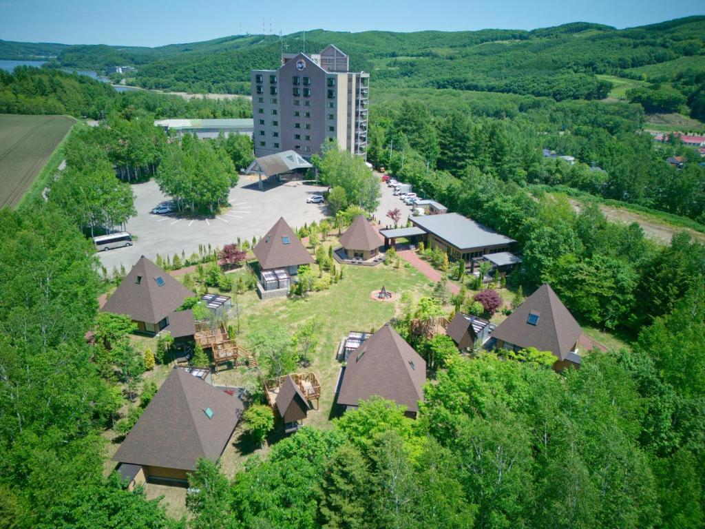 an aerial view of a house with a building at Hokuten no Oka Abashiriko Tsuruga Resort in Abashiri