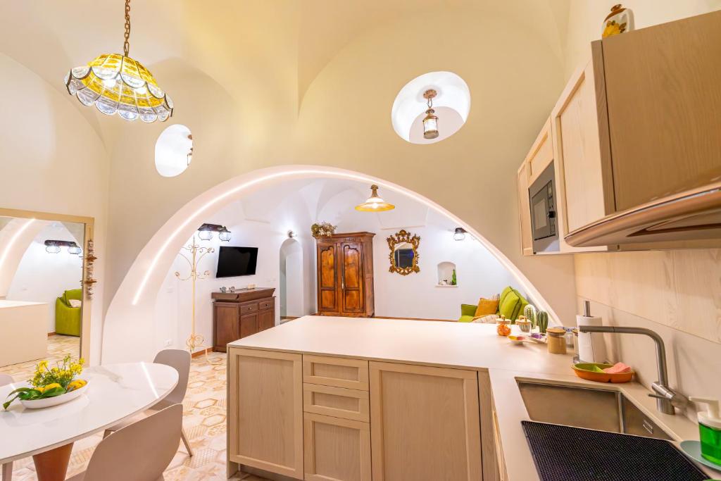 Kuchyň nebo kuchyňský kout v ubytování Cà di Matetti - Esclusivo nel Borgo Saraceno a due passi dal Mare
