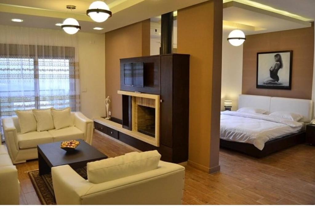 Ένα ή περισσότερα κρεβάτια σε δωμάτιο στο Serail Hotel