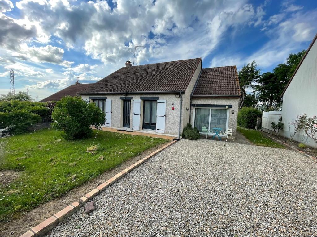 une petite maison blanche avec une allée en gravier dans l'établissement Country house for 6 people, à Saint-Hilaire-de-Court