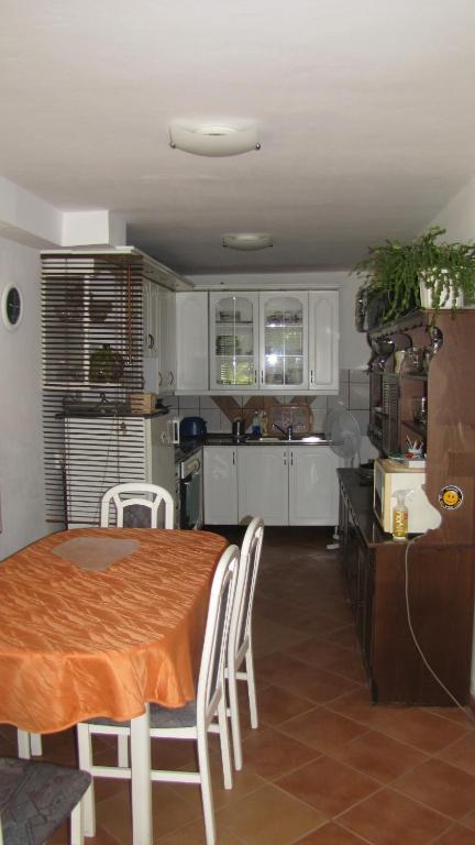 Kuchyň nebo kuchyňský kout v ubytování Alsóhegyi Apartmanok