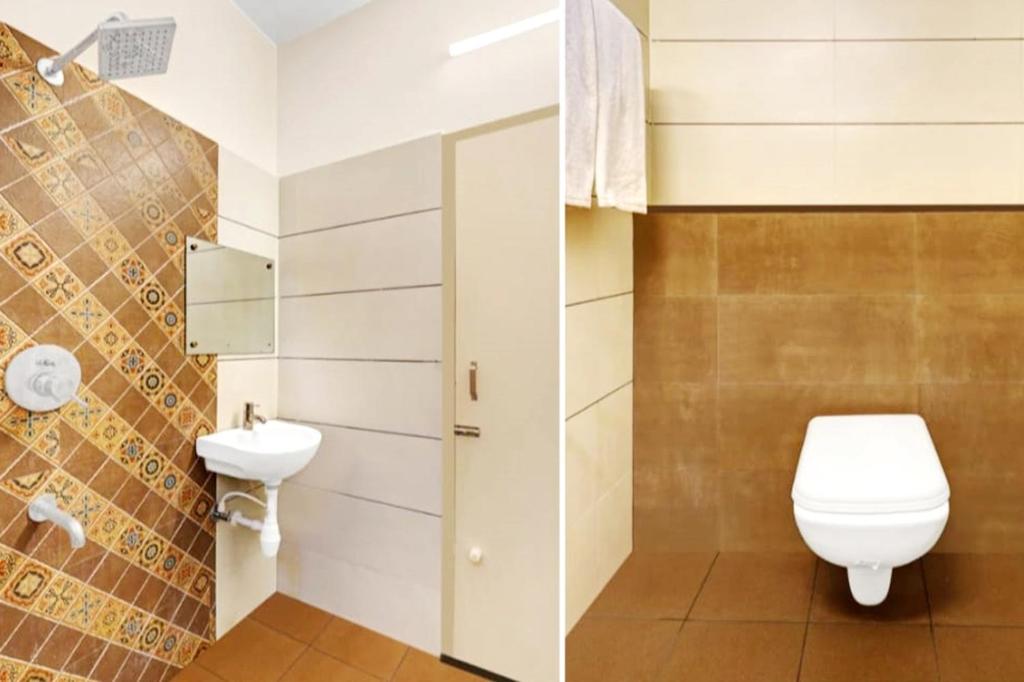 un bagno con un water e un lavandino di Harsha Comforts a Chikmagalūr