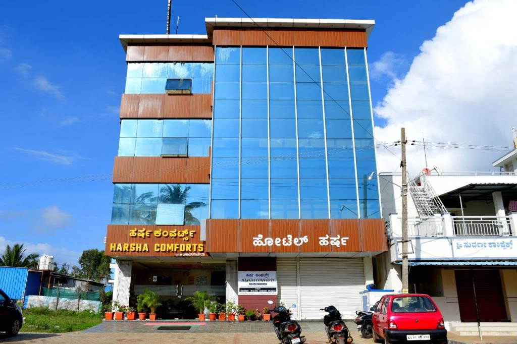 un edificio con moto parcheggiate di fronte di Harsha Comforts a Chikmagalūr