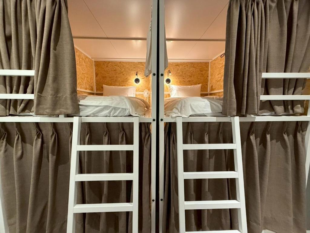 Postel nebo postele na pokoji v ubytování 暖南小安民宿The Warm Tain-An Hostel-台南火車站-新樓醫院-背包客房-可包層-可包房-可包棟-獨旅友善民宿