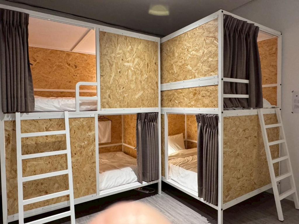 Postel nebo postele na pokoji v ubytování 暖南小安民宿The Warm Tain-An Hostel-台南火車站-新樓醫院-背包客房-可包層-可包房-可包棟-獨旅友善民宿