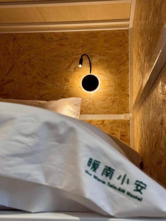 Postel nebo postele na pokoji v ubytování 暖南小安民宿The Warm Tain-An Hostel-台南火車站-新樓醫院-背包客房-可包層-可包房-可包棟-獨旅友善民宿