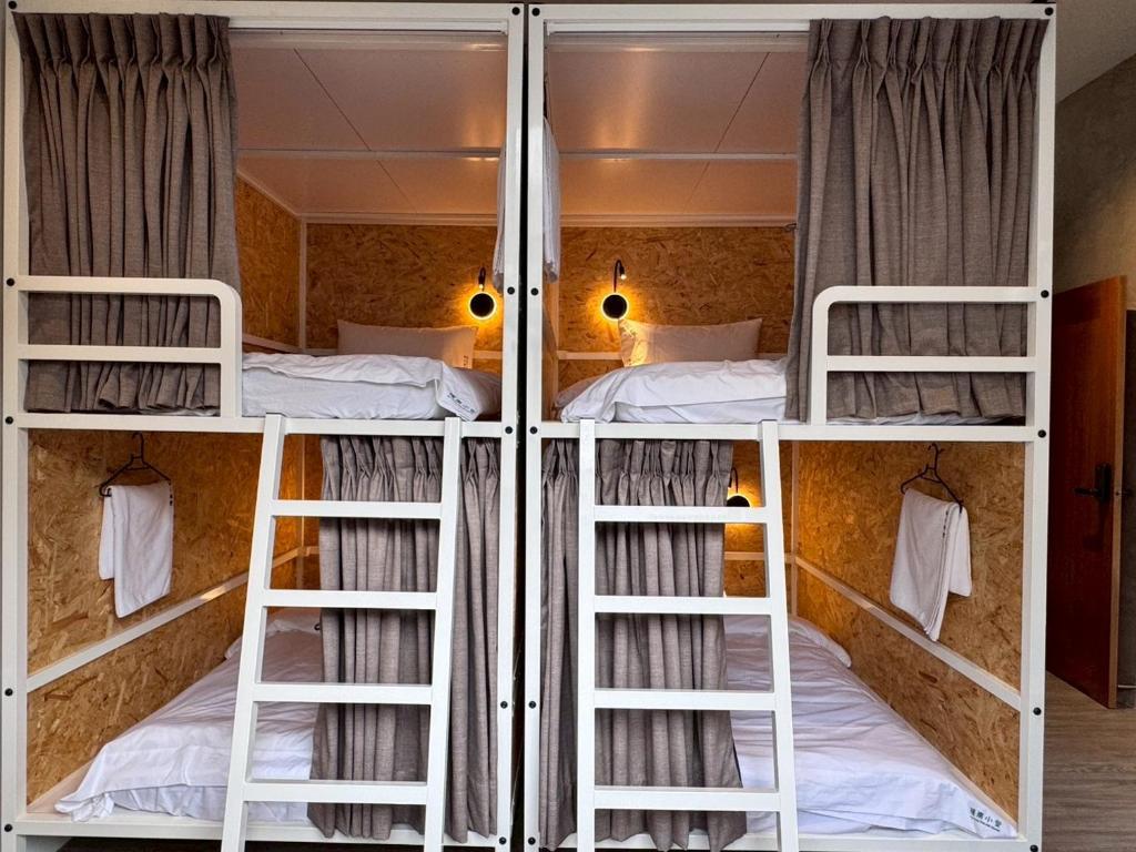 Postel nebo postele na pokoji v ubytování 暖南小安民宿The Warm Tain-An Hostel-台南火車站-新樓醫院-背包客房-可包層-可包房-可包棟-獨旅友善民宿