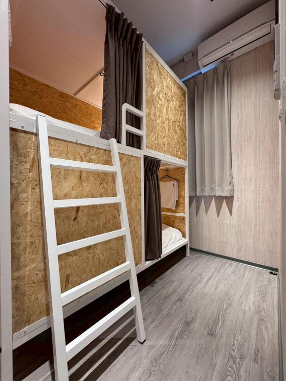 Postel nebo postele na pokoji v ubytování 暖南小安民宿The Warm Tain-An Hostel-台南火車站-新樓醫院-背包客房-可包層-可包房-可包棟-獨旅友善民宿