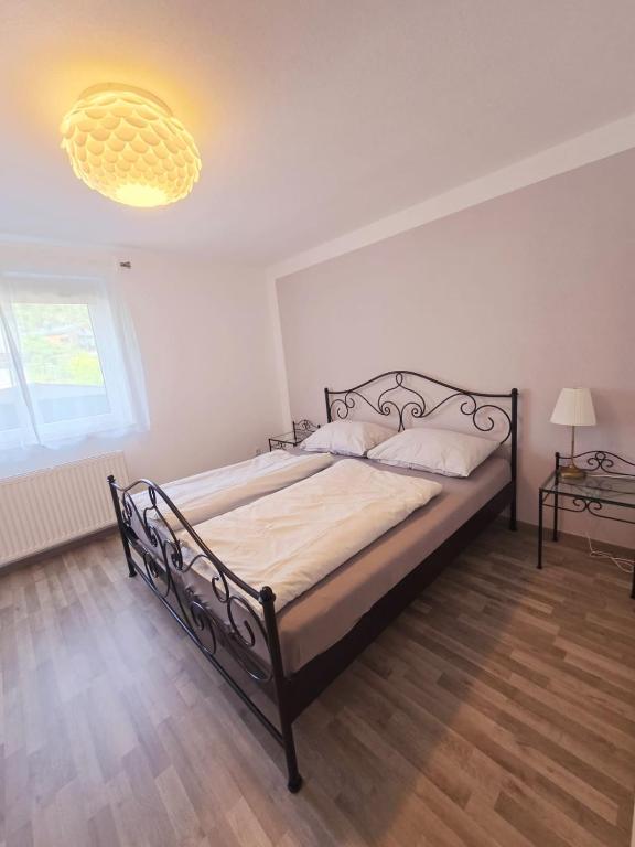 Postel nebo postele na pokoji v ubytování Apart Weinberg 1 - 6 Personen Ferienwohnung