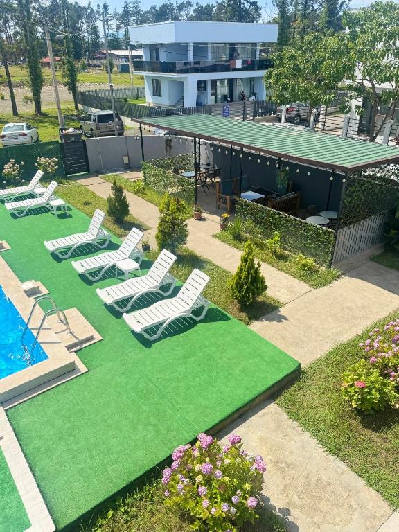 Bazén v ubytování Apollo Plus Cottages nebo v jeho okolí
