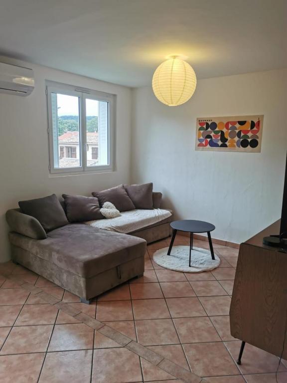un salon avec un canapé et une table dans l'établissement appartement 2 chambres, à Draguignan