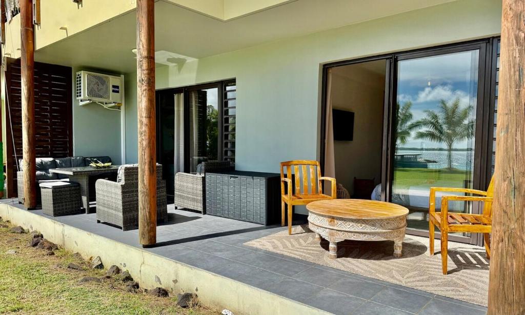 Otemanu Lagoon Apartment with Lagoon View的休息区