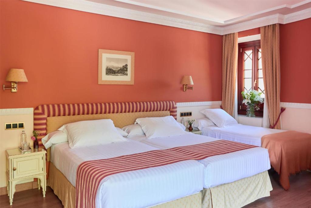 Postel nebo postele na pokoji v ubytování Alhambra Palace Hotel