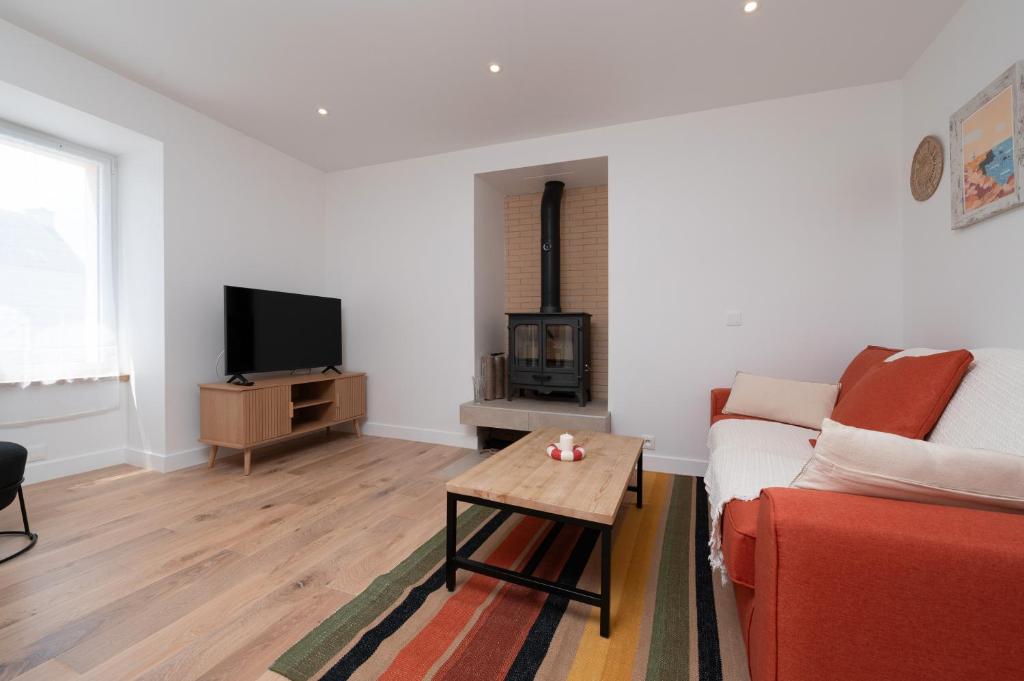 SauzonにあるKer Mam - Belle-Ileのソファとテレビのあるリビングルーム