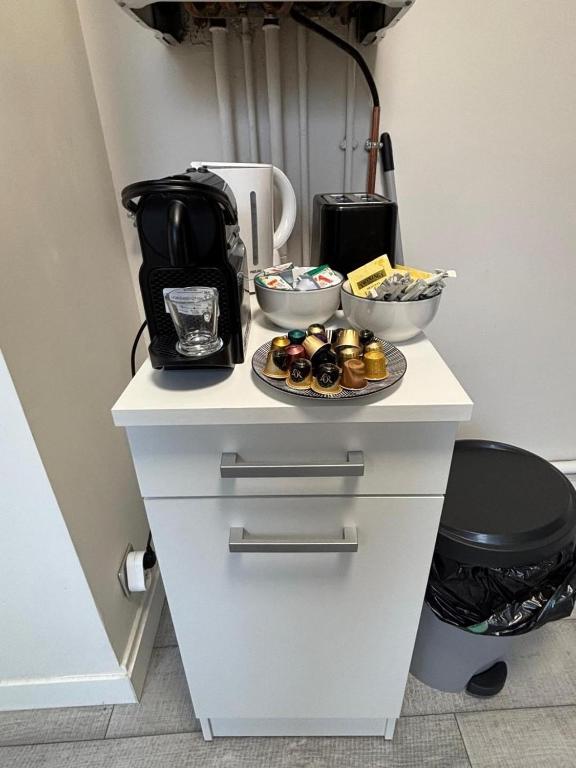 une table avec une plaque de beignets dans l'établissement Superbe grand studio, parking, à Saint-Priest