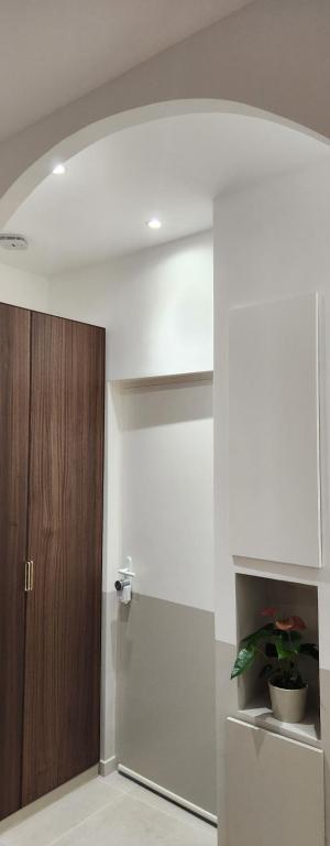 Cette chambre comprend un placard et une armoire en bois. dans l'établissement L'Oustaou Paradis, à Marseille