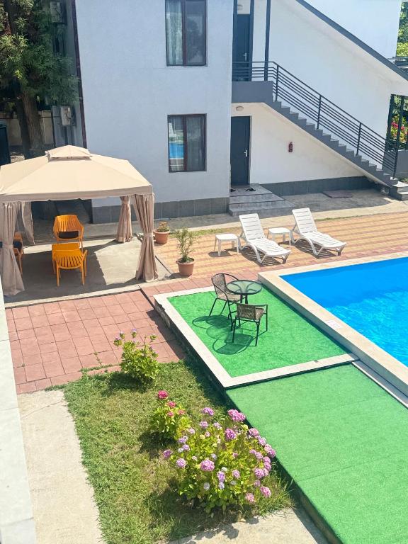 Bazén v ubytování Apollo Plus Cottages nebo v jeho okolí