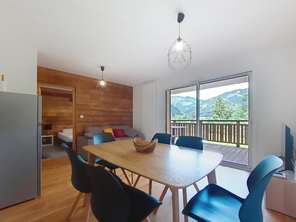 une cuisine et une salle à manger avec une table et des chaises dans l'établissement Loges de Celestin LTB103 NATURE & MOUNTAIN 4 Pers, à Châtel