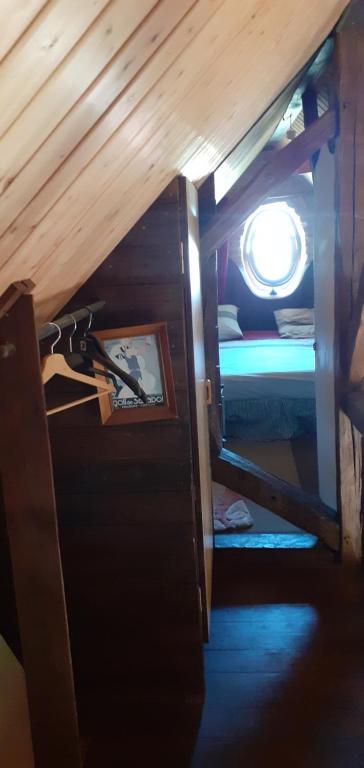 Palanda nebo palandy na pokoji v ubytování Au verger de Marcilly