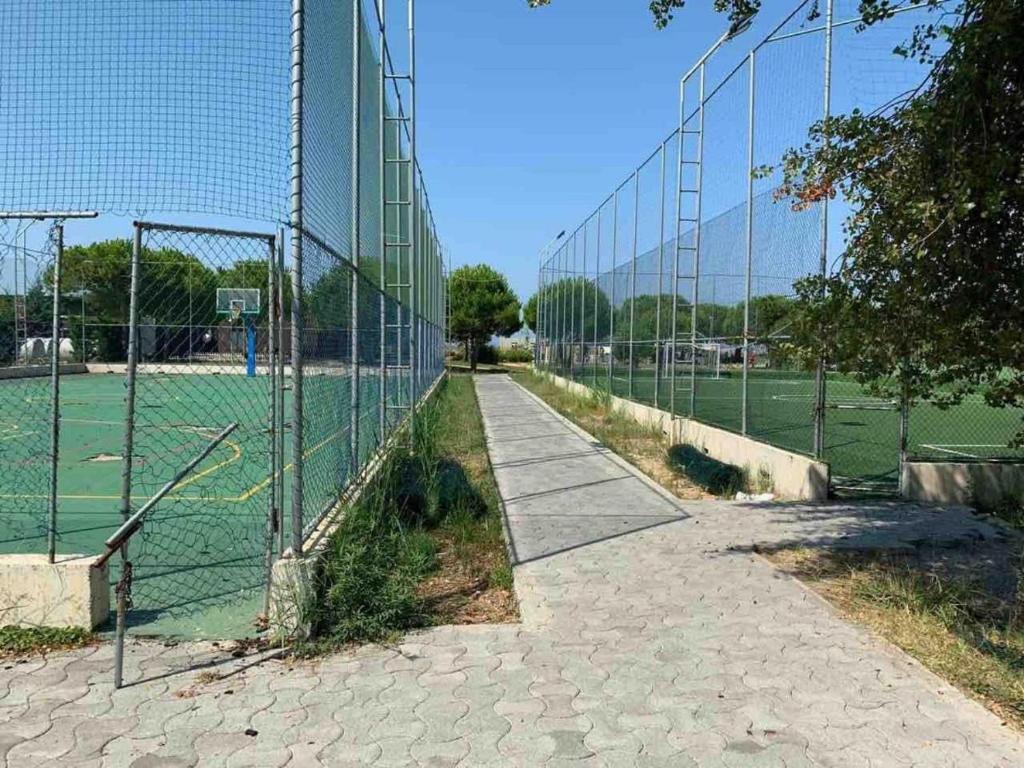 Tenis a/nebo squash v ubytování Gjiri Lalezit Swimming Pool Beach Villa nebo okolí