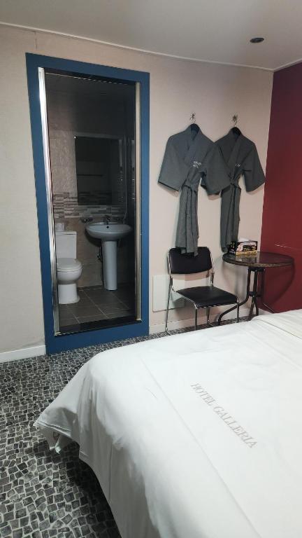 Postel nebo postele na pokoji v ubytování Galleria Hotel