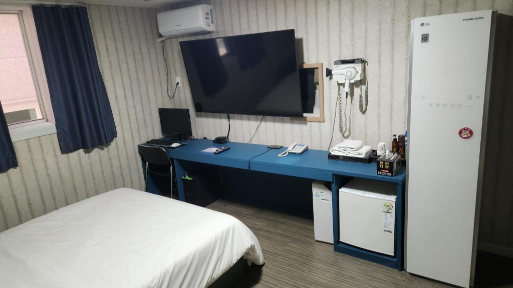 TV a/nebo společenská místnost v ubytování Galleria Hotel