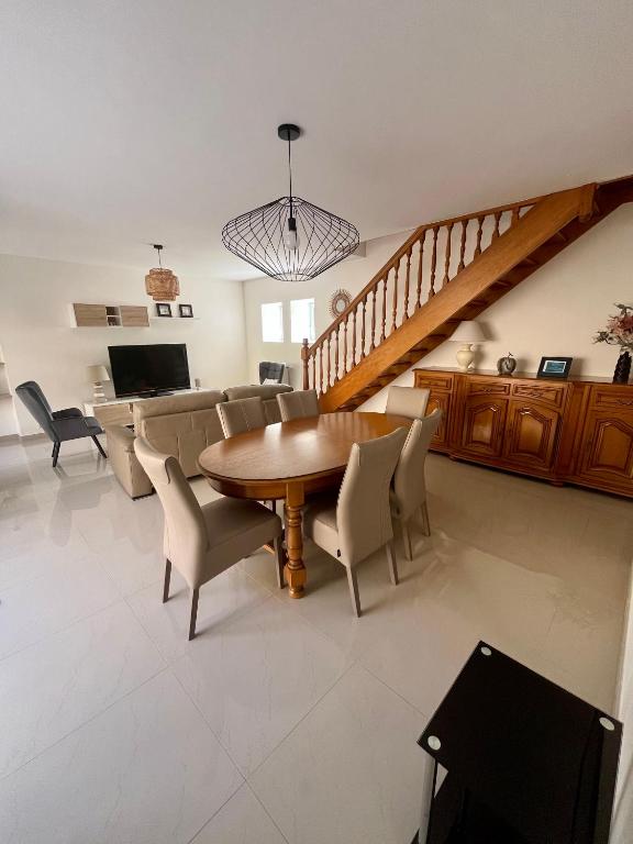 une salle à manger avec une table et des chaises en bois dans l'établissement Villa Monica, à Baud