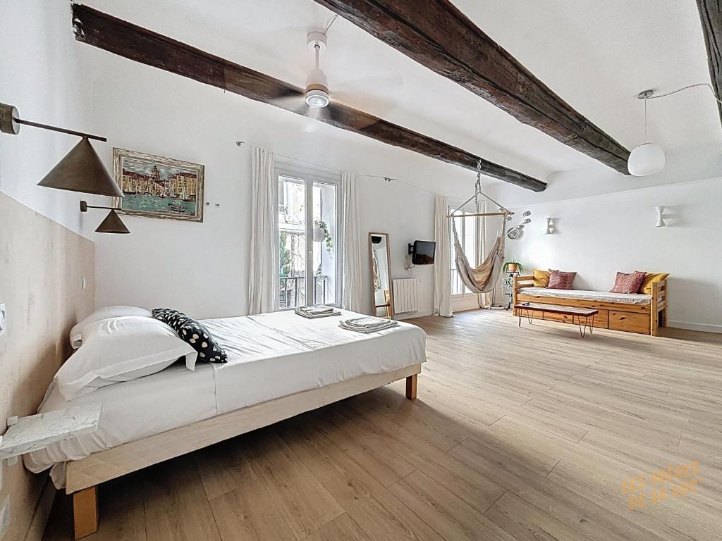 une chambre avec un lit et un salon dans l'établissement Hyper Centre Vieux Port - Loft - Les Frères de la Loc', à Marseille
