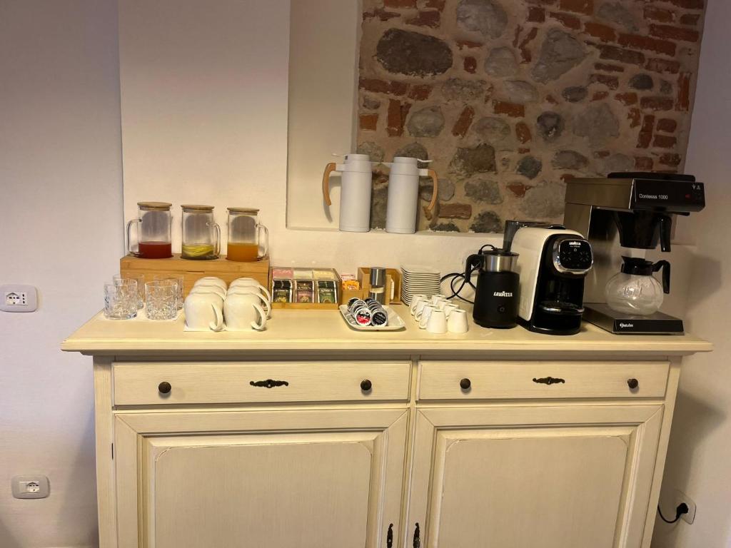 Příslušenství pro přípravu čaje a kávy v ubytování 4 Elementi Relais B&B Lonato del Garda